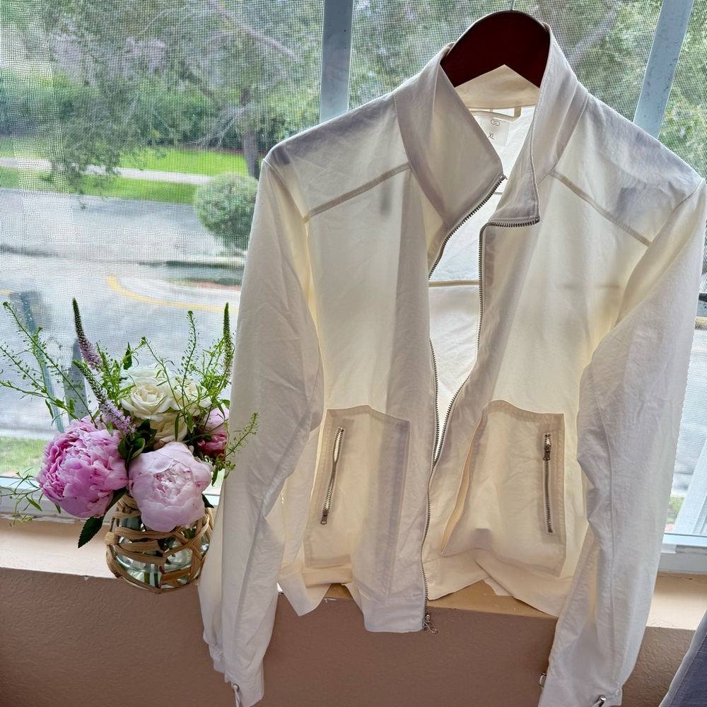 CALIA by Carrie Underwood White Blazer with Modern Design